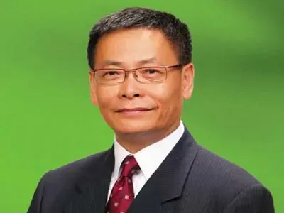何衍均:畅游东西方的房地产“传教士” 何衍均:畅游东西方的房地产“传教士”