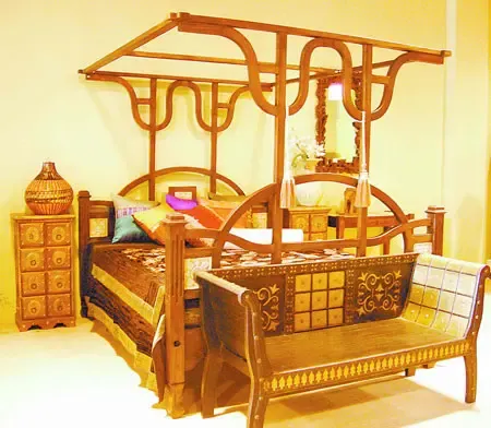 具有椰壳桌面的印尼餐桌
