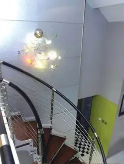 墙体上安装细枝条缠绕状的壁灯,与回旋状的楼梯相映成趣。 墙体上安装细枝条缠绕状的壁灯,与回旋状的楼梯相映成趣。