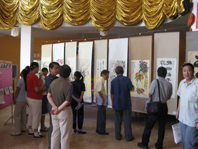 来宾在参观参展作品 来宾在参观参展作品