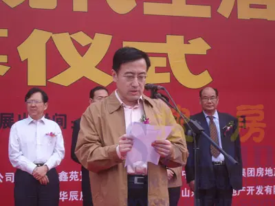 总经理肖国防,济南时报总编辑尹波以及开发商代表济南华夏海龙房地产