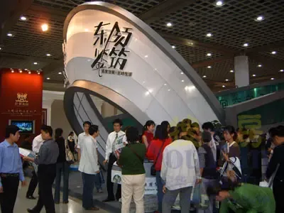 东领鉴筑展位前人头攒动 东领鉴筑展位前人头攒动