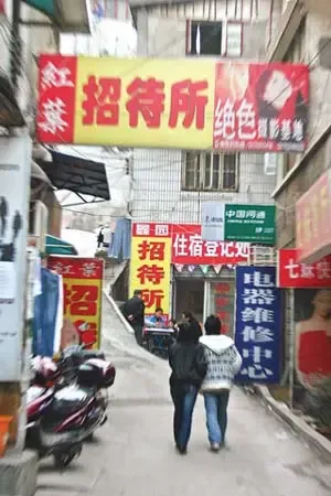 不租房女生搬进男生宿舍 同学忍无可忍投诉 不租房女生搬进男生宿舍 同学忍无可忍投诉