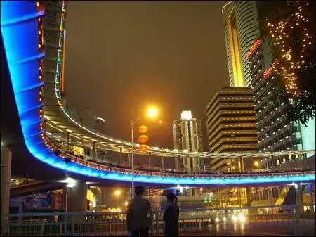 组图:传说中最奢华的人行天桥 组图:传说中最奢华的人行天桥