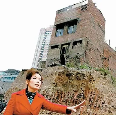 "史上最牛钉子户"期限到未搬迁 强拆暂未进行(图) "史上最牛钉子户"期限到未搬迁 强拆暂未进行(图)