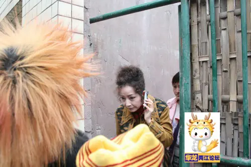 实拍:最牛钉子户雇人将92岁老爸爸抬上“孤岛” 实拍:最牛钉子户雇人将92岁老爸爸抬上“孤岛”