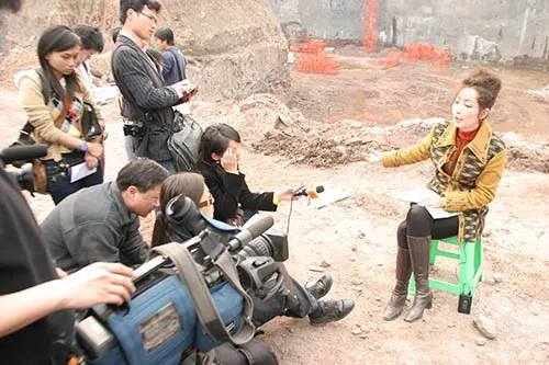 实拍:最牛钉子户雇人将92岁老爸爸抬上“孤岛” 实拍:最牛钉子户雇人将92岁老爸爸抬上“孤岛”