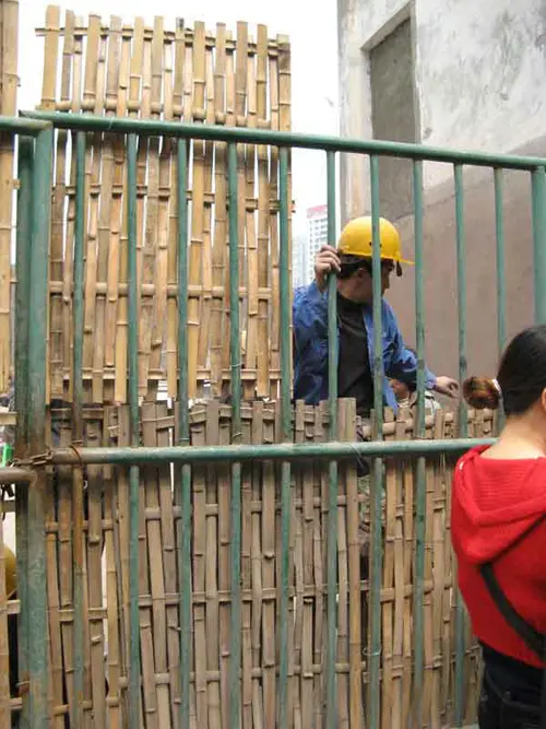 实拍:最牛钉子户雇人将92岁老爸爸抬上“孤岛” 实拍:最牛钉子户雇人将92岁老爸爸抬上“孤岛”