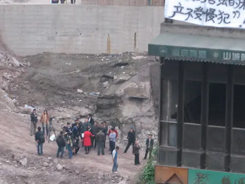 实拍:最牛钉子户雇人将92岁老爸爸抬上“孤岛” 实拍:最牛钉子户雇人将92岁老爸爸抬上“孤岛”