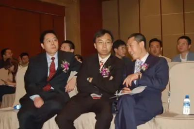 张宏武总经理会前和客商交谈 张宏武总经理会前和客商交谈