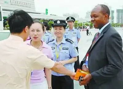 《物权法》与市民生活:拾到东西还失主 理应有报酬 《物权法》与市民生活:拾到东西还失主 理应有报酬