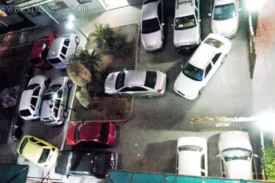 鼓楼福荫公寓,“霸王车”堵住通道 鼓楼福荫公寓,“霸王车”堵住通道