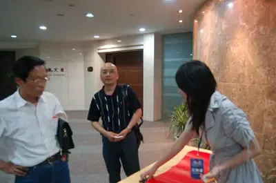 活动进场前 嘉宾在搜房签到台签到 活动进场前 嘉宾在搜房签到台签到