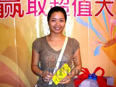 美丽的小姐抽中了名门盛世提供的东方今报年卡 美丽的小姐抽中了名门盛世提供的东方今报年卡