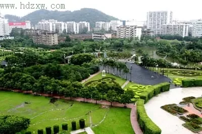 温泉公园里的人造景观将和金鸡山的自然景观相结合 温泉公园里的人造景观将和金鸡山的自然景观相结合