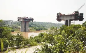 同一座桥分两半 修建方法各不同 同一座桥分两半 修建方法各不同