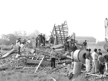 图文:建成后10天倒塌 包工头被刑拘 现场三死二伤 图文:建成后10天倒塌 包工头被刑拘 现场三死二伤