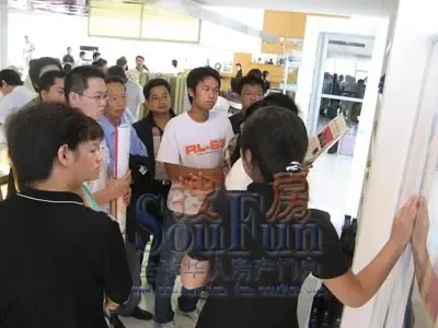 看房成员认真地听售楼员讲解 看房成员认真地听售楼员讲解