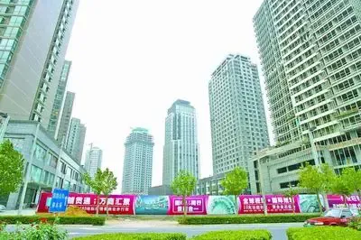 走在CBD内环路上,可以看到商业步行街在紧张施工中 走在CBD内环路上,可以看到商业步行街在紧张施工中