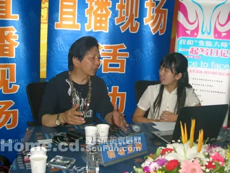 变脸大师在搜房直播室接受采访 变脸大师在搜房直播室接受采访