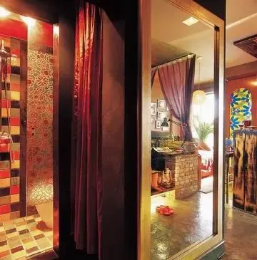 成都女歌手晾晒色彩小屋 堪比埃及艳后的宫殿 成都女歌手晾晒色彩小屋 堪比埃及艳后的宫殿