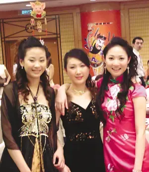 高薪背后,售楼小姐们有着许多无奈。 高薪背后,售楼小姐们有着许多无奈。