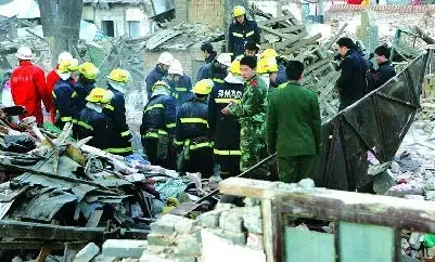 郑州开发商强拆民房 传闻一8岁女孩被埋(图) 郑州开发商强拆民房 传闻一8岁女孩被埋(图)