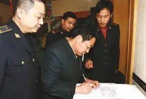 主人是个屠户竟把三头猪养在居民楼三室一厅内 主人是个屠户竟把三头猪养在居民楼三室一厅内