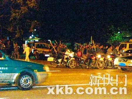 广州数十人打砸居民小区 4名保安重伤(组图) 广州数十人打砸居民小区 4名保安重伤(组图)
