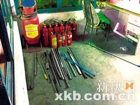 广州数十人打砸居民小区 4名保安重伤(组图) 广州数十人打砸居民小区 4名保安重伤(组图)