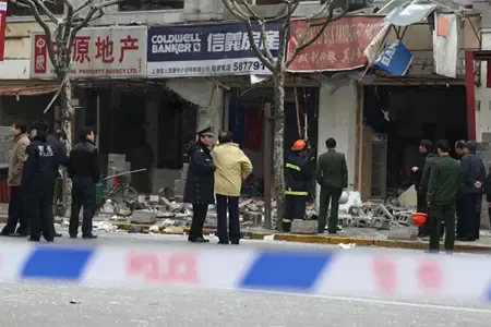 今天上午10点15分,浦东陆家嘴地铁站附近、金茂大厦对面一处待拆商铺发生爆炸。 今天上午10点15分,浦东陆家嘴地铁站附近、金茂大厦对面一处待拆商铺发生爆炸。