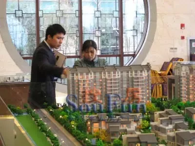 售楼人员在为客户介绍楼盘 售楼人员在为客户介绍楼盘