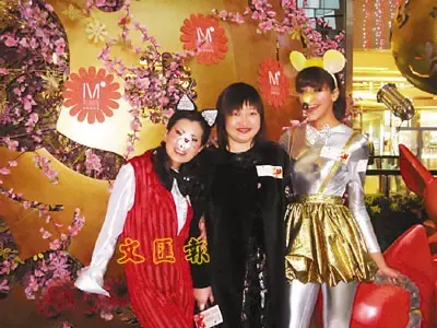 ■美丽华酒店黄宝儿(中)表示,预料商场于春节黄金档期总人流较去年同期上升25%。本报记者林淑仪摄 ■美丽华酒店黄宝儿(中)表示,预料商场于春节黄金档期总人流较去年同期上升25%。本报记者林淑仪摄