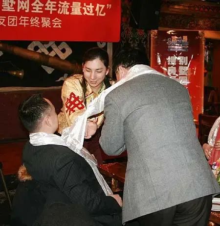 给嘉宾献哈达 给嘉宾献哈达