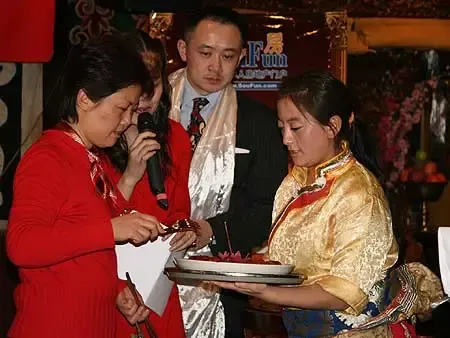 幸运嘉宾品尝特色藏族美食 幸运嘉宾品尝特色藏族美食