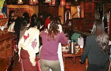 整个餐厅都沸腾了 整个餐厅都沸腾了