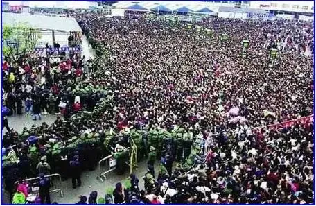 一湖北籍女子在广州火车站广场周边被挤倒身亡 一湖北籍女子在广州火车站广场周边被挤倒身亡