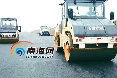开始沥青摊铺 海口绕城高速计划5月竣工(图) 开始沥青摊铺 海口绕城高速计划5月竣工(图)