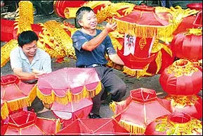 艺人制作灯彩
