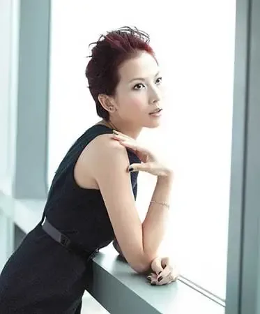 结婚后更显女人味 蔡少芬秀色醉人家居秀 结婚后更显女人味 蔡少芬秀色醉人家居秀