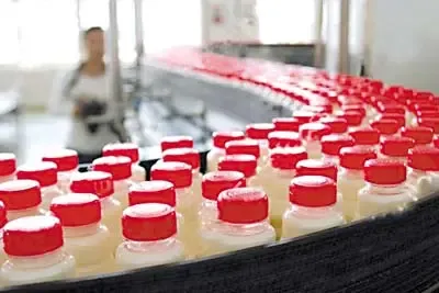 娃哈哈工厂内的生产线 资料图片 娃哈哈工厂内的生产线 资料图片