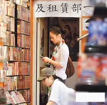 (组图)阿娇月背八十万房贷 疑似患轻度失眠 (组图)阿娇月背八十万房贷 疑似患轻度失眠