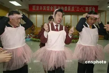 迎“三八”联欢 政协委员装扮成小天鹅(组图) 迎“三八”联欢 政协委员装扮成小天鹅(组图)