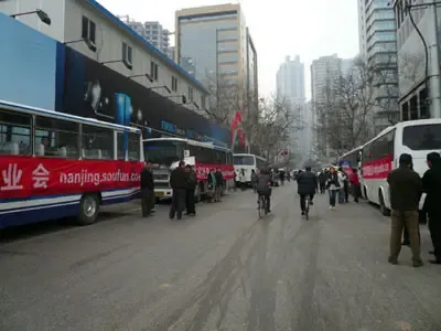 搜房看房团“煽风点火” 城中楼市开春人流涌动 搜房看房团“煽风点火” 城中楼市开春人流涌动