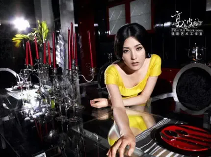 美女明星曾黎性感家中秀 光影尽显万种风情 美女明星曾黎性感家中秀 光影尽显万种风情