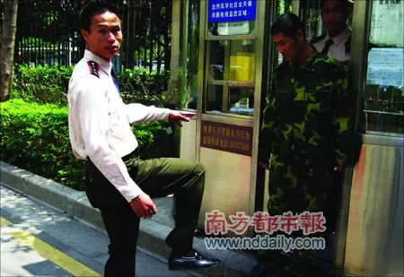 女业主脱鞋猛抽保安 辱骂其为“看门狗”(图) 女业主脱鞋猛抽保安 辱骂其为“看门狗”(图)