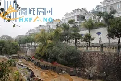 自然天成的溪流构成了“玉带环腰”的景致 自然天成的溪流构成了“玉带环腰”的景致
