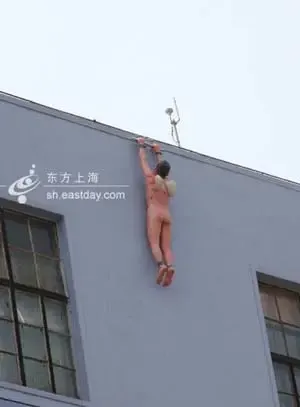 上海多处高楼出现裸体雕塑(图) 上海多处高楼出现裸体雕塑(图)