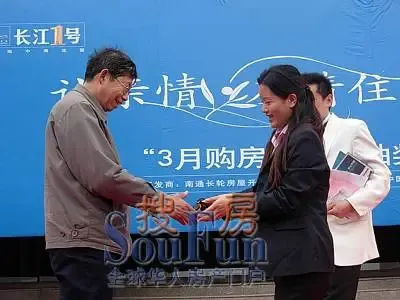 陈经理将电动车钥匙交给客户 陈经理将电动车钥匙交给客户