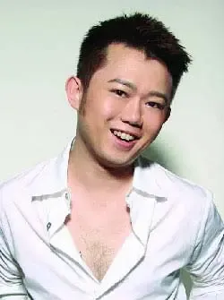 看著名化妆师李东田为潮流家化上孔雀妆 看著名化妆师李东田为潮流家化上孔雀妆
